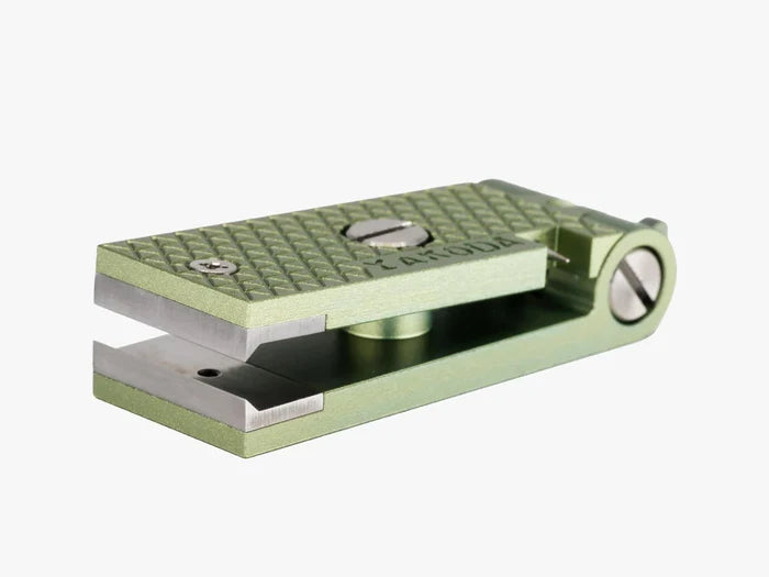 Yakoda Nippers New lightweight green metal fishing line clipper with textured grip designed for precise trimming and durability in fishing tackle use.